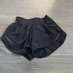 Lululemon black hotty hot shorts 2.5